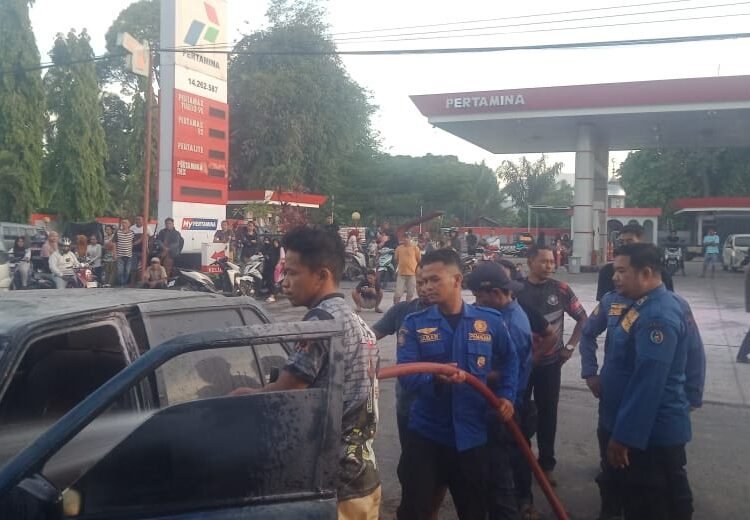 — Sebuah mobil sedan terbakar di depan SPBU di Jorong Tabek Panjang, Nagari Koto Baru Simalanggang, Kecamatan Payakumbuh, Limapuluh Kota, pada Selasa (27/5) sore. Foto: Damkar Limapuluh Kota