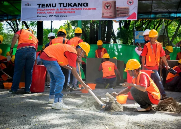 PT Semen Padang, menggelar kegiatan Temu Tukang bertajuk “Bangga Pakai Semen Padang”. (foto: Humas Semen Padang).