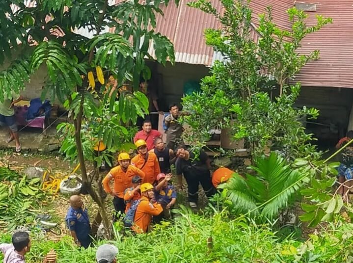 Proses evakuasi seorang buruh yang terjepit batang kayu di Padang. (foto: Dok. BPBD Padang).