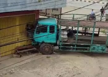 Video: Truk Hantam Mobil dan Ruko di Dharmasraya