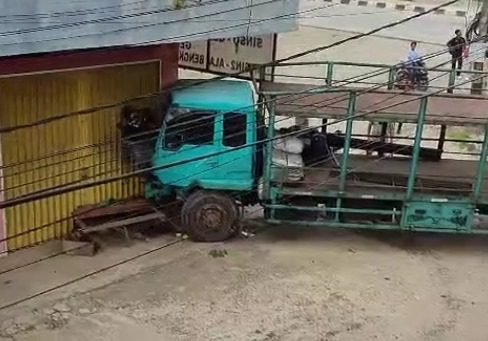 Tangkap layar video truk menabrak ruko di Dharmasraya pada Rabu (28/5).