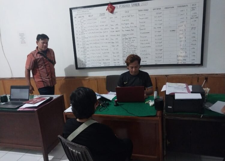 Penyidik Polsek Kota Pariaman meminta keterangan Junita, korban hipnotis atau gendam, di polsek tersebut pada Rabu (28/5). Foto: Polsek Kota Pariaman