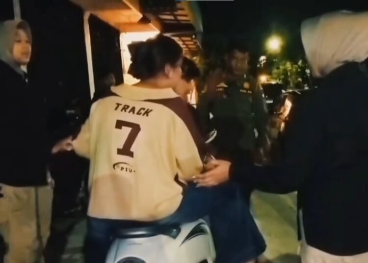 Petugas mengamankan remaja putri di Padang yang keluyuran hingga larut malam. (foto: Instagram/Satpol PP Padang).