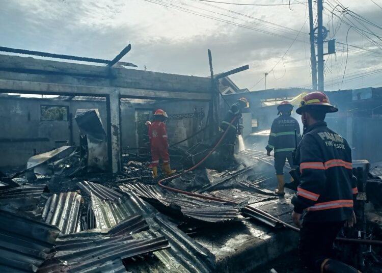 Petugas damkar memadamkan kebakaran yang melanda enam toko di Jalan Hamka Nomor 9, Kelurahan Parupuk Tabing, Kecamatan Padang Utara, Kota Padang, pada Jumat (30/5) sore. Foto: Damkar Padang