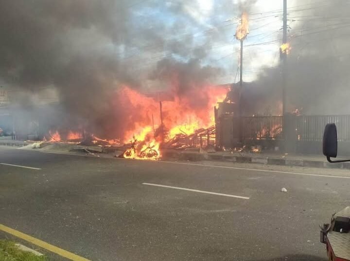 Petugas damkar memadamkan kebakaran yang melanda enam toko di Jalan Hamka Nomor 9, Kelurahan Parupuk Tabing, Kecamatan Padang Utara, Kota Padang, pada Jumat (30/5) sore. Foto: Damkar Padang