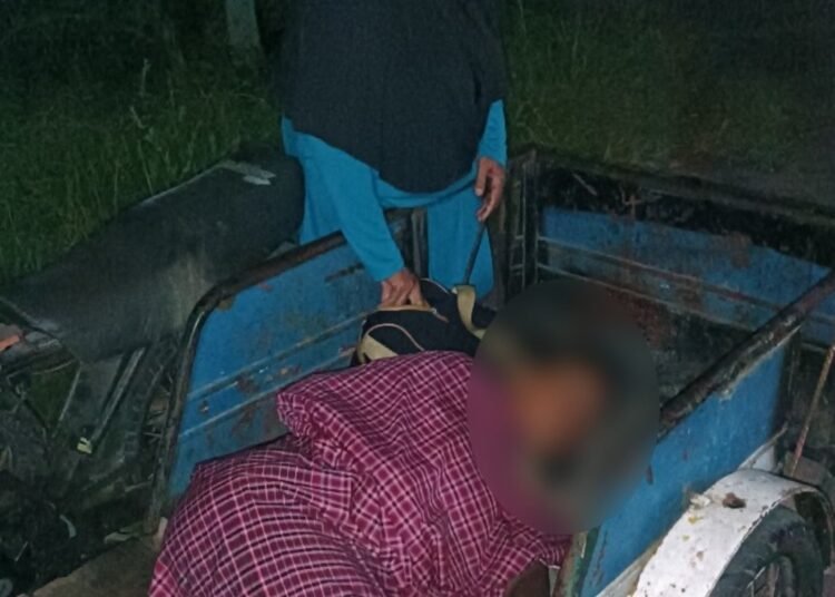 Pasien yang diduga ditolak oleh IGD RSUD di Padang pulang dengan menggunakan bentor. (foto: ist).