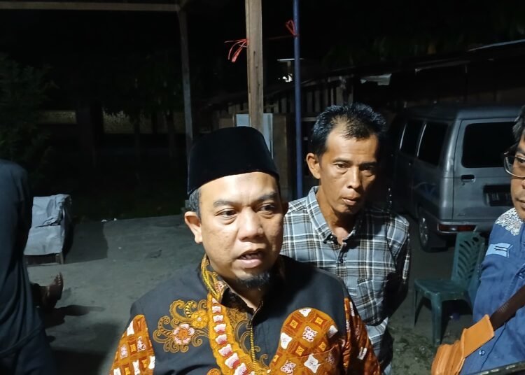 Ketua DPRD Kota Padang, Muharlion saat mengunjungi rumah duka.