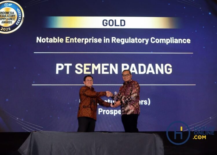 Kepala Departemen Komunikasi & Hukum Perusahaan PT Semen Padang, Iskandar Z. Lubis, menerima penghargaan di ajang Indonesia Regulatory Compliance Award (IRCA) 2025 dalam malam penganugerahan yang digelar di Jakarta, Jumat (9/5/2025).