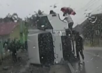 Video: Truk Terguling di Tanah Datar, Diduga Akibat Jalan Licin