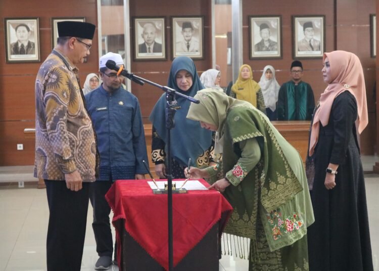 Staf Ahli Bidang Administrasi dan Keuangan Pemko Bukittinggi, Melfi Abra melantik pejabat fungsional tenaga kesehatan. (foto: Pemko Bukittinggi).