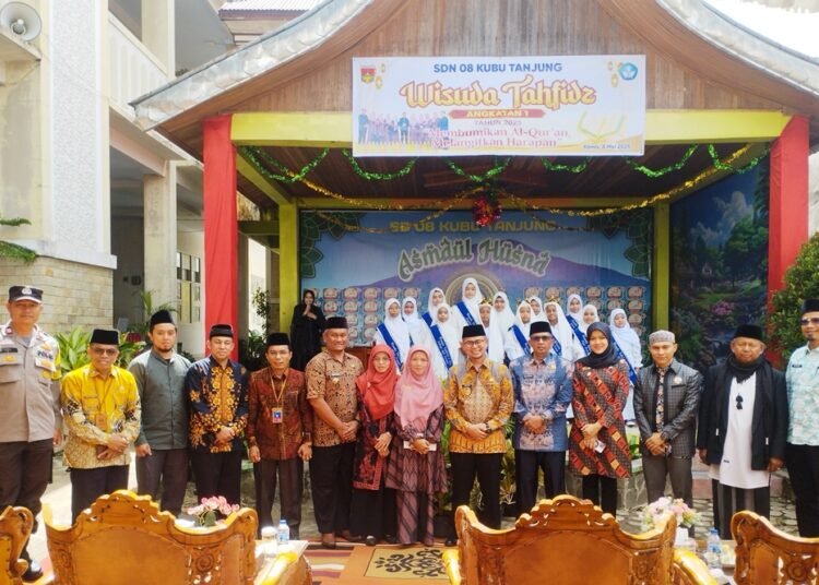Wawako Bukittinggi Ibnu Asis dan Kepala SDN 08 Kubu Tanjung Rusyda Ulfa foto bersama dengan tamu undangan acara wisuda tahfidz.