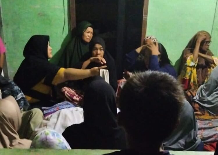 Korban disemayamkan di rumah duka pada Senin (12/5) malam.