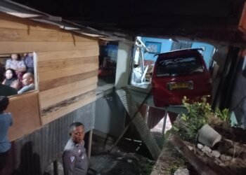 Angkot di Padang Nyelonong Masuk Rumah Warga, 1 Penumpang Terluka