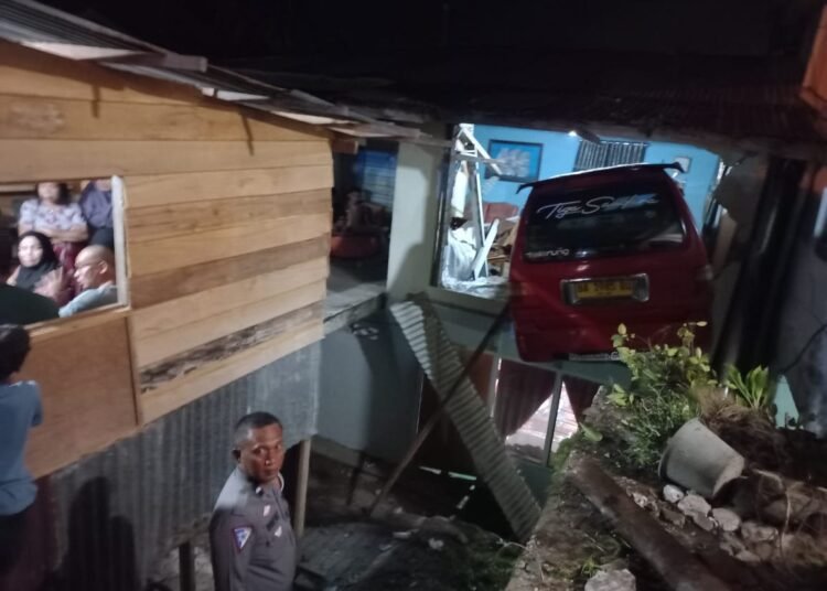 Sebuah angkot jurusan Pasar Raya–Indarung mengalami kecelakaan di Jalan Karang Putih, Kelurahan Batu Gadang, Kecamatan Lubuk Kilangan, Kota Padang, pada Selasa (13/5). Foto: Polsek Lubuk Kilangan