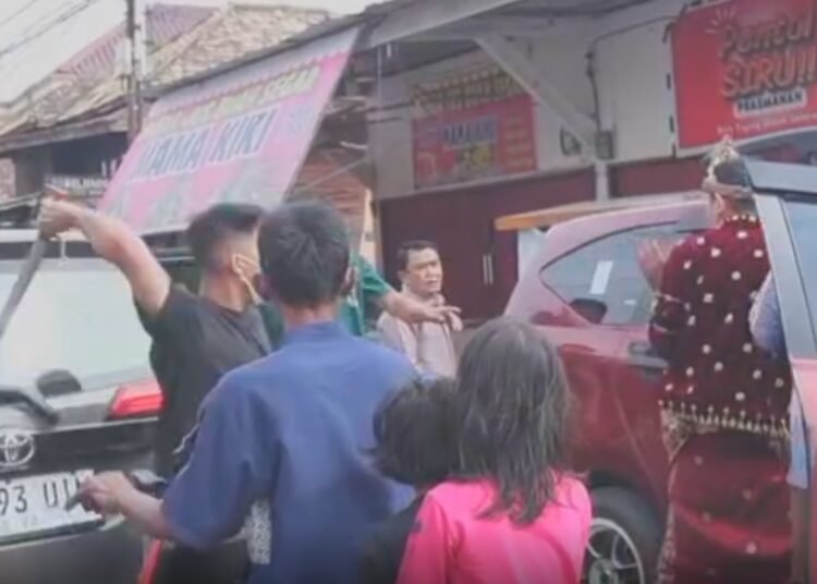 Tangkap layar video detik-detik pengantin pria di Palembang dibacok OTK jelang akad nikah.