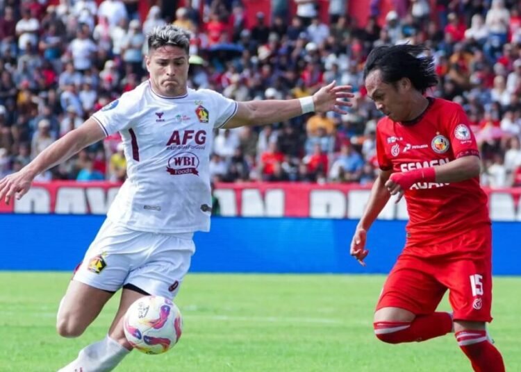Pemain Persik dan Semen Padang berebut bola dalam laga pekan ke-33 di Stadion Agus Salim Padang, Minggu (18/5). Foto: Dok. Persik