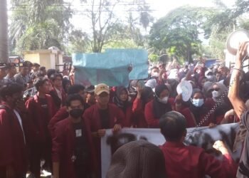 Mahasiswa Sebut Bupati Dharmasraya Layak Dapat Rapor Merah