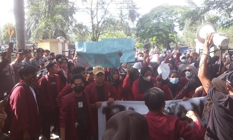 Mahasiswa menggelar aksi damai di Kantor Bupati Dharmasraya pada Selasa (6/5).