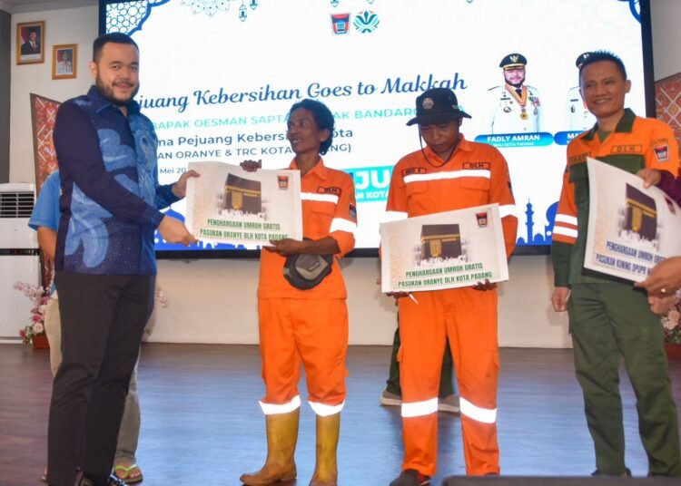 Wali Kota Padang Fadly Amran bersama pemenang hadiah umroh gratis di Gedung Bagindo Aziz Chan Youth Center Minggu, (4/5/2025)