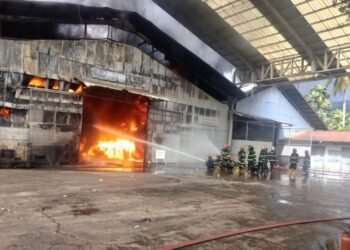 10 Daerah Kerahkan Armada Bantu Padamkan Kebakaran Pabrik di  Padang