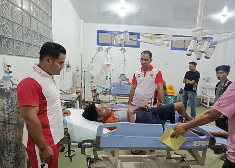 Korban kecelakaan di kawasan Pasar Ampalam, Nagari Koto Tinggi, Kuranji Hilir, Kecamatan Sungai Limau, Kabupaten Padang Pariaman, Jumat (16/5) pagi, dirawat di Puskesmas.
