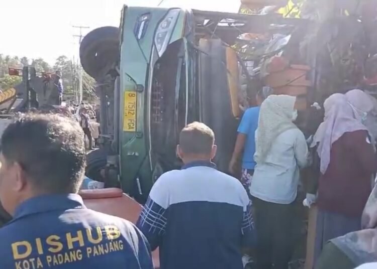 Bus ALS terguling di Padang Panjang, Selasa (6/5).