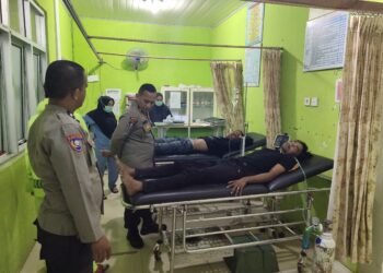 Mobil Pengangkut Bawang Terjun ke Sungai di Pesisir Selatan