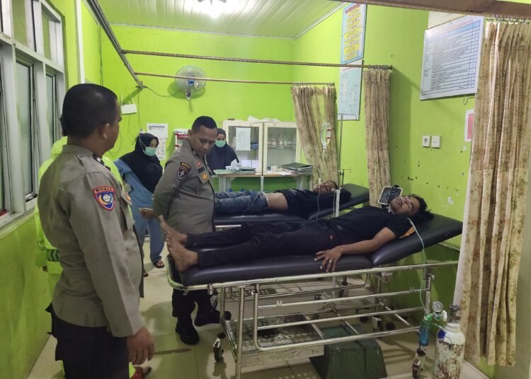 Dua awak mobil pikap yang terjatuh di Nagari Barung-Barung Belantai, Kecamatan Koto XI Tarusan, Pesisir Selatan, pada Kamis (15/5) malam dibawa ke puskesmas setempat. Foto: Polsek Koto XI Tarusan