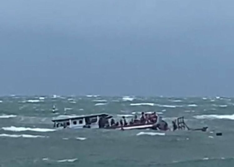 Tangkap layar video detik-detik tragedi kapal wisata tenggelam di perairan Bengkulu, Minggu (11/5).