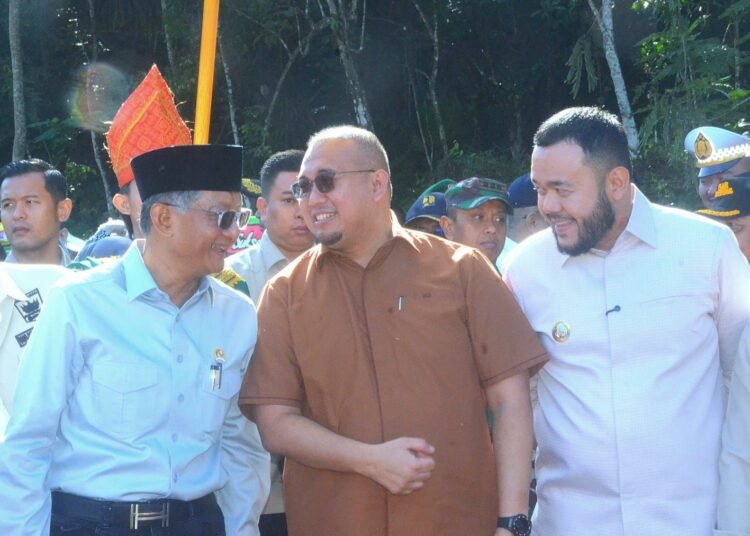 Wali Kota Padang Fadly Amran bersama legislator RI Andre Rosiade dan Menteri PUPR saat acara peletakan batu pertama Flyover Sitinjau Lauik, Sabtu (3/5/2025).