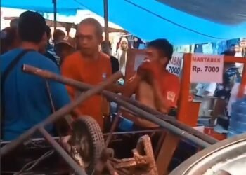Video: Sopir Mobil Barang Bekas Nyaris Diamuk Massa di Padang Pariaman, Diduga Dituduh Curi Ban