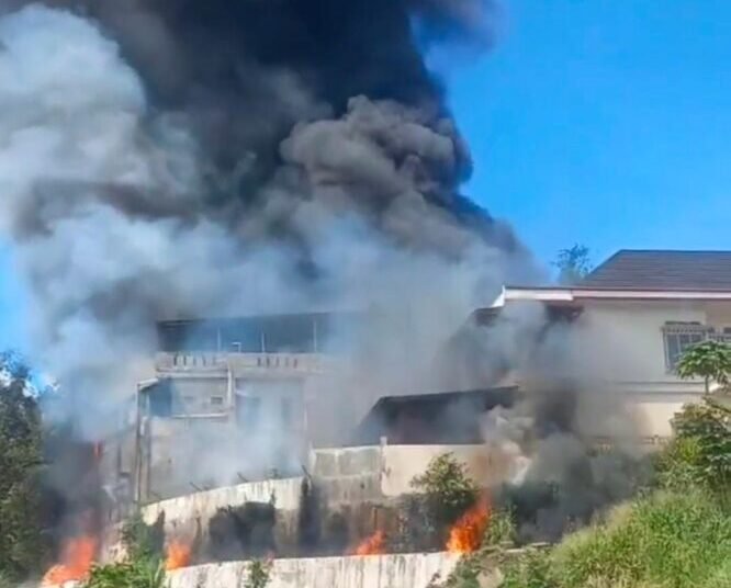 Kebakaran di kawasan Bypass Aur Kuning, Kota Bukittinggi pada Minggu (18/5/2025).