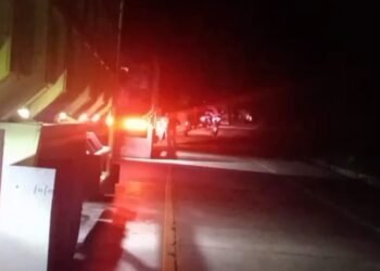 Warga Portal Jalan Nasional di Sijunjung, Lalu Lintas Macet Panjang