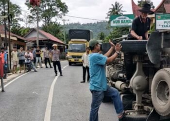 Mobil Boks Tabrak Pembatas Jalan hingga Terguling di Tanah Datar, Ini Kata Polisi