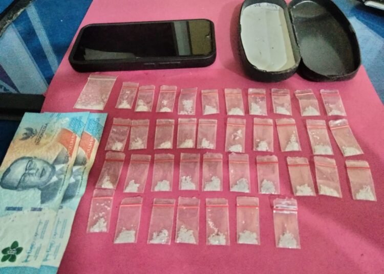 Satresnarkoba Polres Dharmasraya saat mengamankan 38 paket sabu dari tangan W (41)