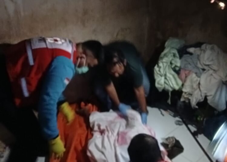 Seorang lansia ditemukan meninggal dalam kamar di Pasar Pagi Purus, Jalan Juanda, Kelurahan Rimbo Kaluang, Kecamatan Padang Barat, Kota Padang pada Jumat (2/5) malam.