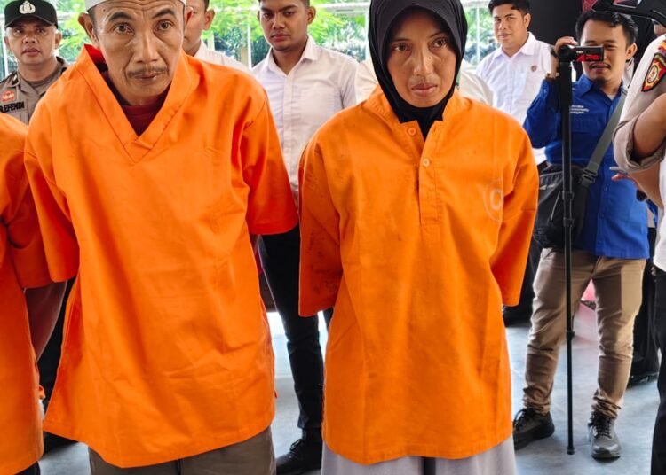 D (48) dan F (40) pasangan suami istri, tersangka kasus pencabulan terhadap anak di bawah umur di Timpeh, Kabupaten Dharmasraya.