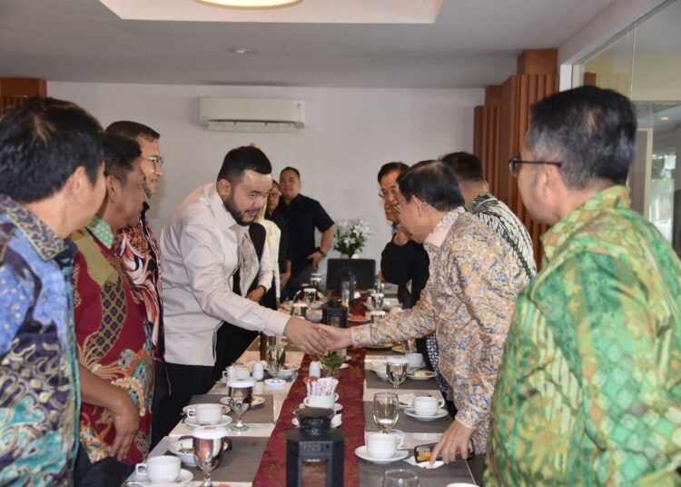 Wali Kota Padang Fadly Amran didampingi sejumlah pimpinan OPD menggelar diskusi strategis bersama anggota Wamen Club, di Restoran Pangeran Beach Hotel, Sabtu (3/5/2025).