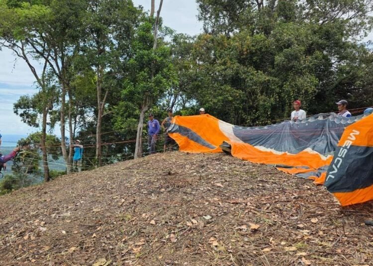 Penerjung paralayang melakukan uji coba terjun peralayang di puncak Gunung Talau beberapa waktu yang lalu. Foto: IST