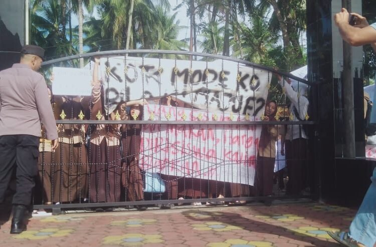 Aksi demo siswa SMA 1 Sungai Geringging di Padang Pariaman, Rabu (14/5).
