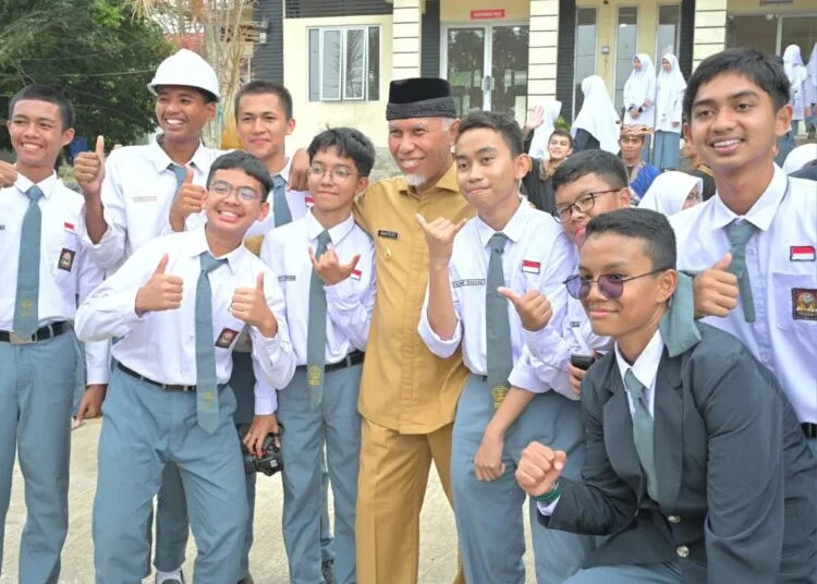 Gubernur Mahyeldi bersama murid SMA di Sumbar