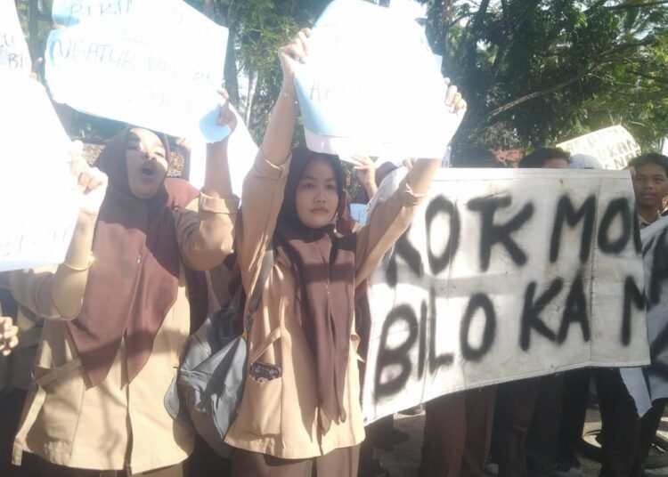 Aksi demo siswa SMA 1 Sungai Geringging di Padang Pariaman, Rabu (14/5).