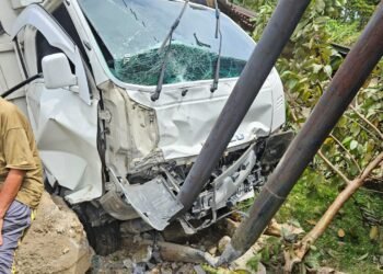 Mobil Tabrak Tiang Telkom di Pasaman, Seorang Pejalan Kaki Jadi Korban