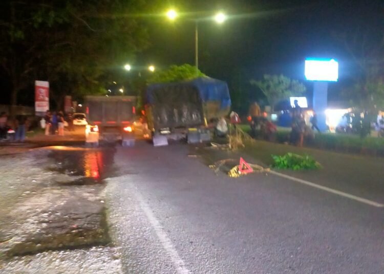 Truk seruduk truk di Padang, Sabtu (17/5) malam