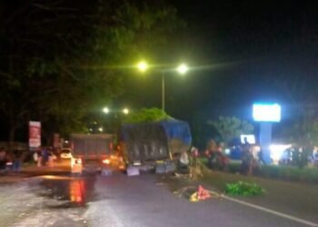 Colt Diesel Tabrak Truk Rusak di Padang, Diduga Sopir Mengantuk