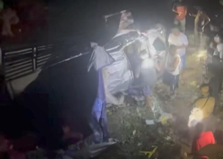 Pikap terbalik di Pesisir Selatan, Kamis (15/5) malam