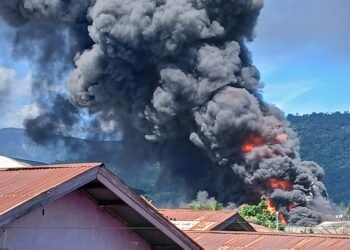 Kebakaran Hebat Landa Pabrik Karet di Padang