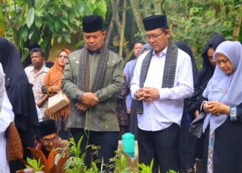 Wali Kota Payakumbuh Antar Jenazah Guru Semasa SD ke Peristirahatan Terakhir