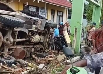 Truk Pengangkut Pasir Tabrak Pagar Sekolah di Padang Pariaman, Satu Warga Dilarikan ke Puskesmas