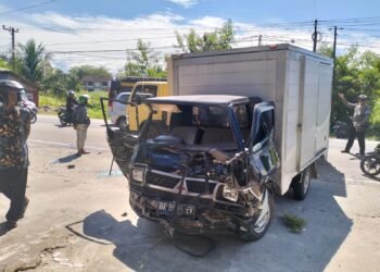 Hilang Kendali, Mobil Avanza Tabrak Mobil Box di Jalan Padang-Bukittinggi